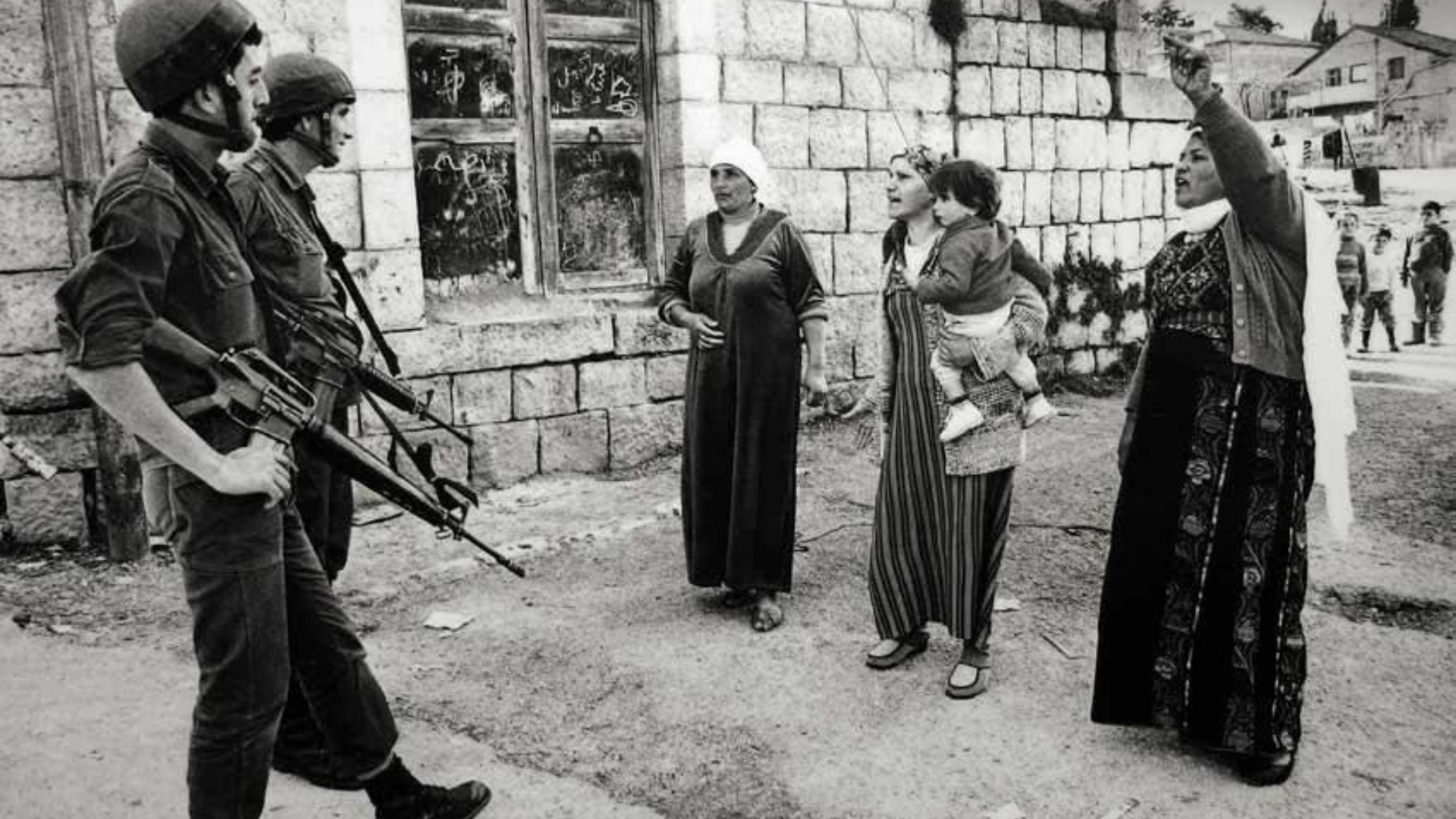 Derrière les décombres la plage