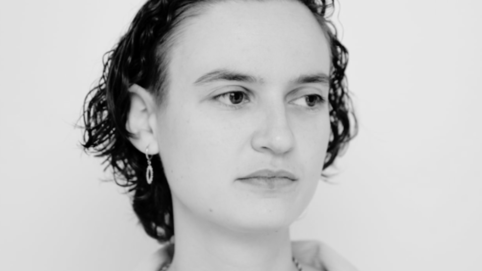 Neslije, l’humoriste qui casse les clichés sur la religion et l’homosexualité